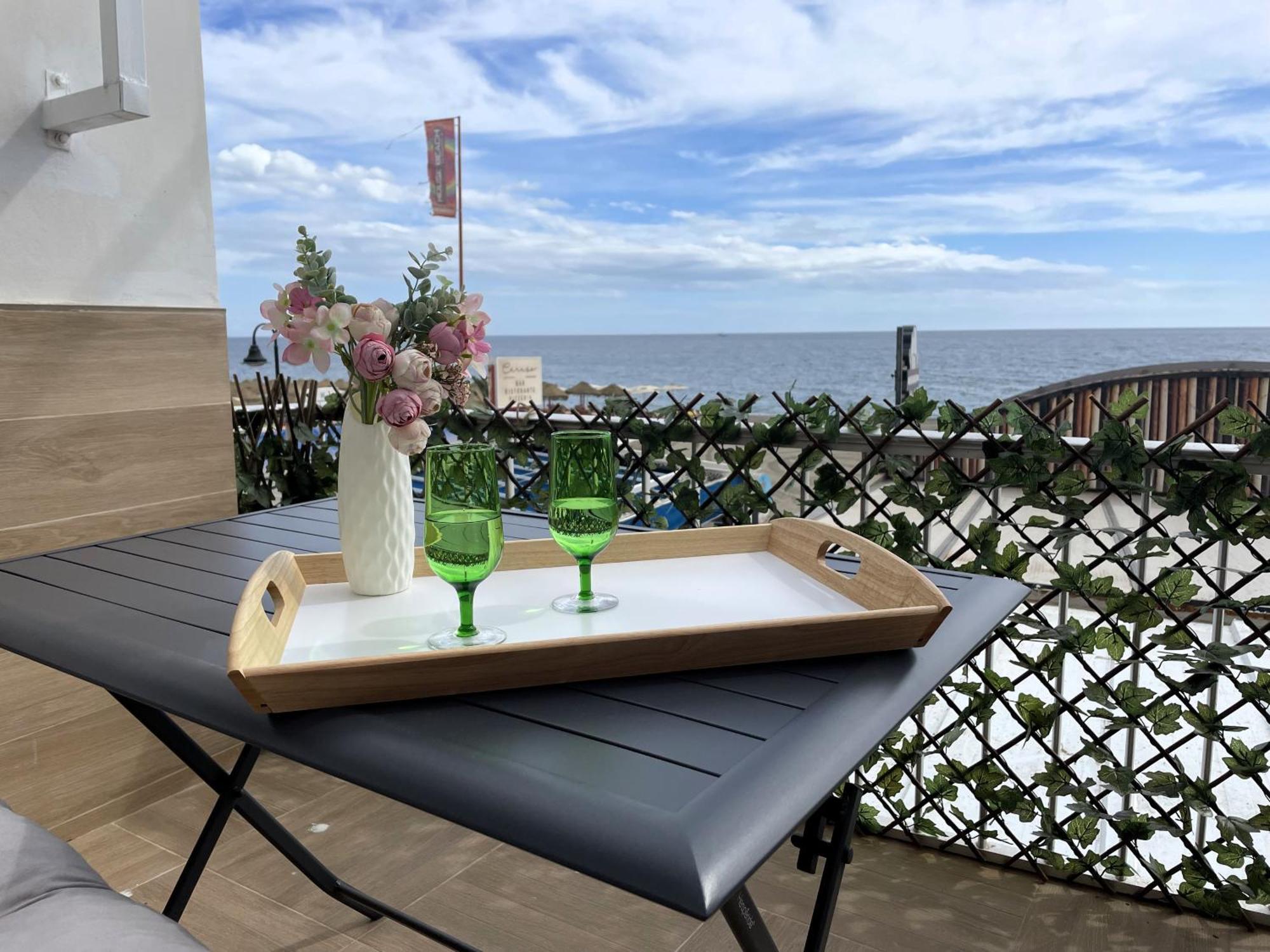 Apartamento Calma Carihuela Beach - 10 Metros De La Playa Torremolinos Kültér fotó